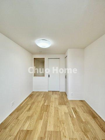 葛飾区青戸7丁目新築分譲住宅の寝室|【寝室】心と体をゆったりと安らげる主寝室。寝室のゆとりが大きい分だけ、暮らしの安らぎは深まります。一日の疲れを癒すだけでなく、ご夫婦の親密な語らいを紡ぎ出します