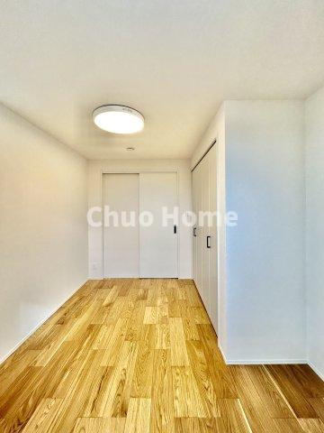 葛飾区青戸7丁目新築分譲住宅の子供部屋|【子供部屋】お子様を持つ家庭の約6割が「家族や子どものため」に購入を希望。入学後の転校を避け、広い空間でのびのび育てたいなどの親心が、家探しのきっかけになっているようです。