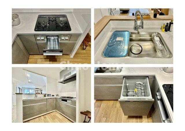 葛飾区青戸7丁目新築分譲住宅のキッチン|【システムキッチン】ワイドで収納豊富な使い勝手の良いカウンターキッチンには、食洗器・伸縮タイプのキッチン水栓、三ツ口コンロ・魚焼きグリルなどの便利な設備が標準完備されています。