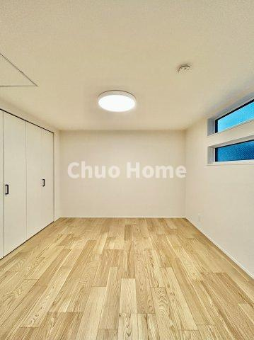 葛飾区青戸7丁目新築分譲住宅の洋室|【洋室】快適に過ごす条件は、一人ひとり違います。だからこそ飾り過ぎないシンプルな内装と偏り過ぎないデザインで統一しております。居住していく中でオーナー様だけの【マイホーム】に創り上げて下さい