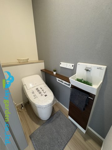 藤沢市長後01期 新築戸建て全1棟のトイレ|清潔感のあるトイレです