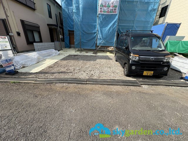 藤沢市長後01期 新築戸建て全1棟の駐車場|建物完成後は車種により並列３台駐車可能に。