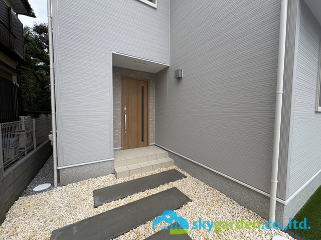 藤沢市長後01期 新築戸建て全1棟の外観|玄関ポーチの様子