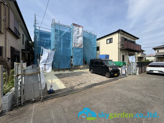 藤沢市長後01期 新築戸建て全1棟の前面道路含む現地写真|南道路で開放感あります