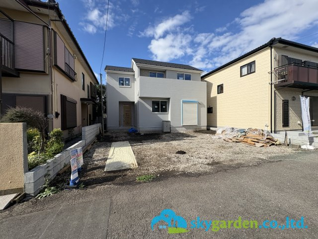 藤沢市長後01期 新築戸建て全1棟の前面道路含む現地写真|令和8年8月14日15時半頃撮影（建築中）