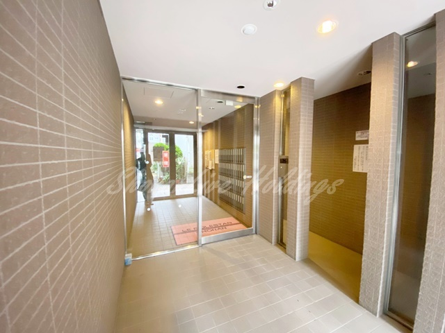 平塚市明石町の賃貸マンションのエントランス|清潔感のあるエントランスです♪