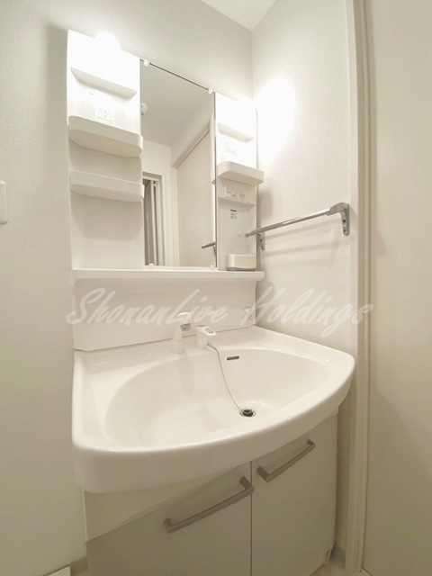 平塚市明石町の賃貸マンションの洗面所|明るい洗面所です