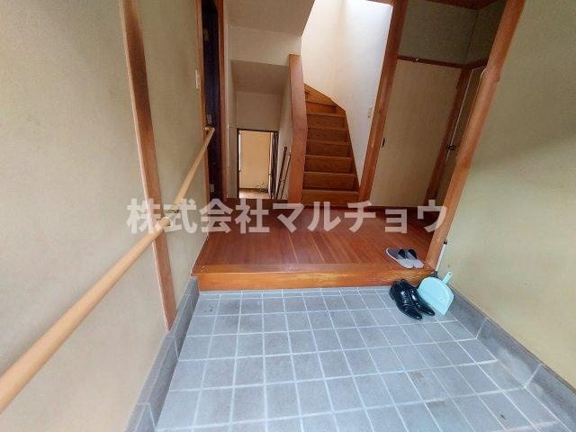 芙蓉台戸建ての玄関|明るい玄関です