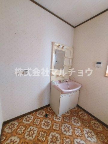 芙蓉台戸建ての独立洗面台|独立洗面台、小物を置くことができて便利です