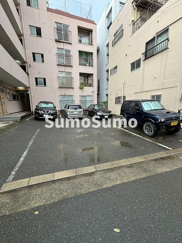 ハイウッド美野島の駐車場