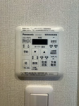 【設備】 | サンライフ三萩野A棟☆仲介手数料無料☆ | 【浴室換気乾燥機付き】天候を気にせずお洗濯が可能。清潔感溢れるバスルームで、一日の疲れをゆったりと癒やせます。日々のメンテナンスもしやすい仕様です。