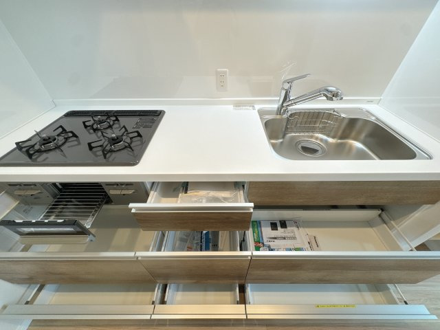 【キッチン】 | サンライフ三萩野A棟☆仲介手数料無料☆ | 機能美を追求したシステムキッチン。作業スペースを確保し、お手入れも簡単です。お料理の時間がもっと楽しく、効率的になる工夫が詰まっています。