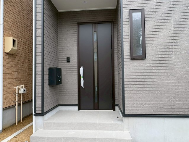 クワイエ　各務原市鵜沼朝日町第6　全2区画分譲の玄関|玄関ドアの取手ハンドル部分にセンサーがついて、カードタイプ・シールタイプのキーで施錠が可能で便利です。
お買い物の荷物で手が塞がっていても、楽々開錠できます。毎日の外出前の時間も短縮されて快適です！