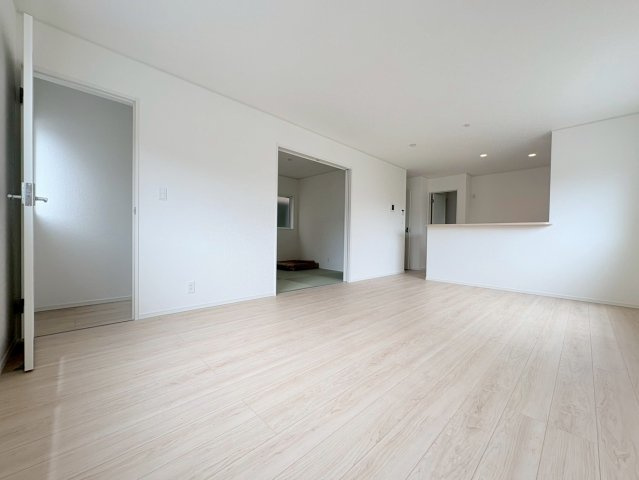 クワイエ　各務原市鵜沼朝日町第6　全2区画分譲の居間・リビング|フローリング材は木目調でナチュラルな美しさ。様々な傷やクラックの発生を大幅に抑える特殊加工済みです。
床材に受ける様々な傷や、温度・湿度変化によるクラックの発生を大幅に抑える特殊加工を施工済み。