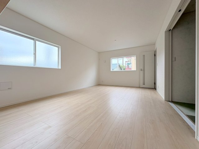 クワイエ　各務原市鵜沼朝日町第6　全2区画分譲の居間・リビング|フローリング材は木目調でナチュラルな美しさ。様々な傷やクラックの発生を大幅に抑える特殊加工済みです。
床材に受ける様々な傷や、温度・湿度変化によるクラックの発生を大幅に抑える特殊加工を施工済み。