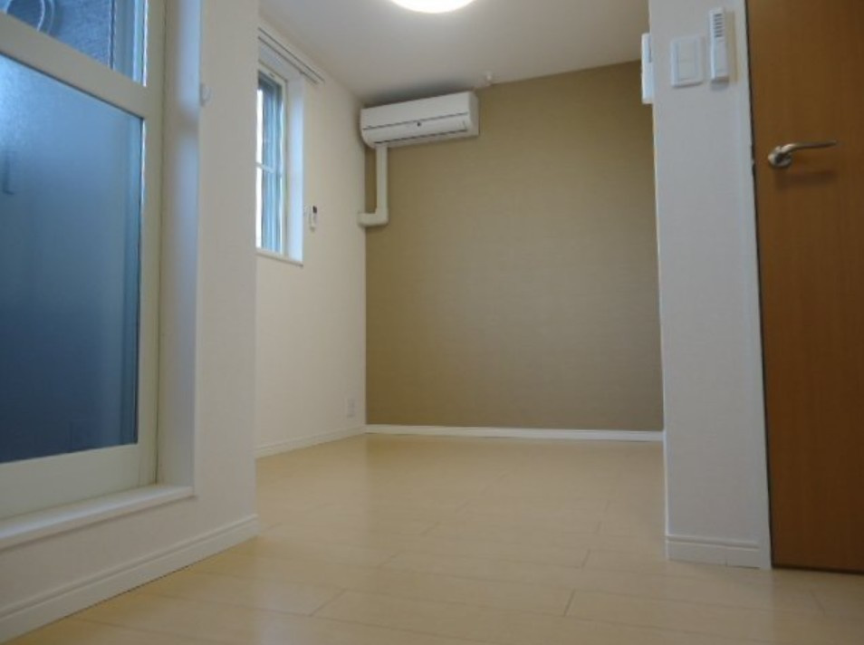 稲城市百村のアパートの居間・リビング