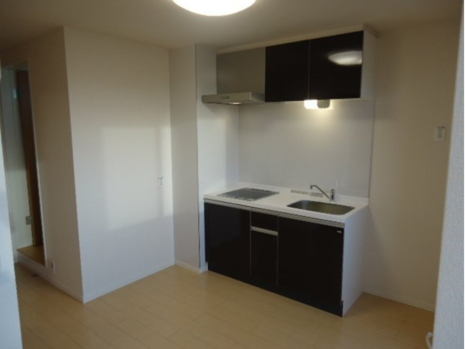 稲城市百村のアパートのキッチン