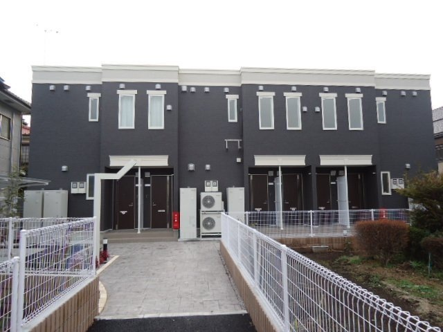 稲城市百村のアパートのエントランス