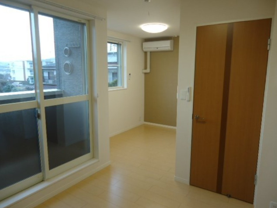 稲城市百村のアパートの居間・リビング