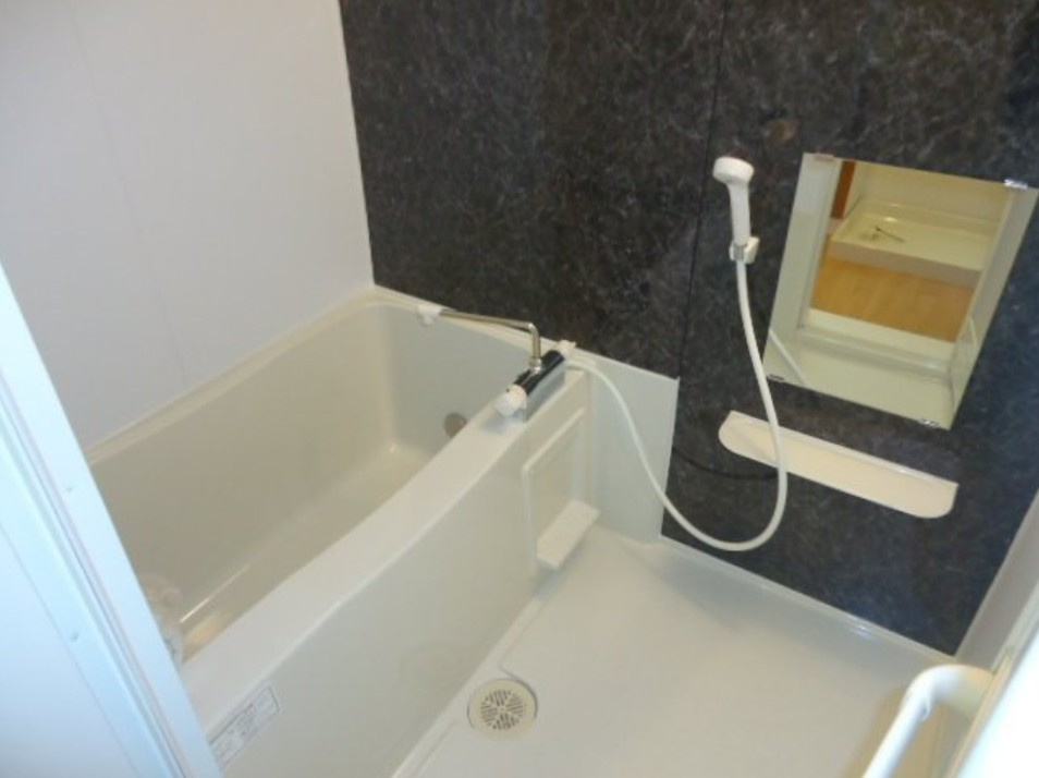 稲城市百村のアパートの浴室