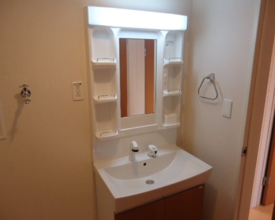 稲城市百村のアパートの洗面所