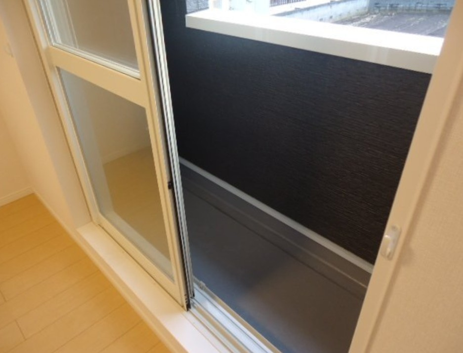 稲城市百村のアパートのバルコニー