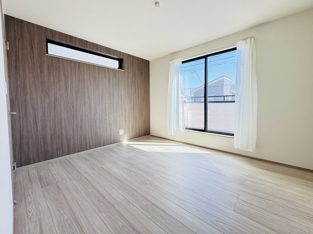 松戸市新松戸６丁目新築戸建【新松戸南小学校：4分】の寝室|7帖寝室・アクセントクロス・南側バルコニー前の明るいお部屋です♪