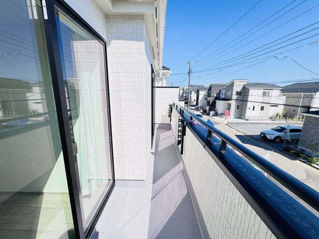 松戸市新松戸６丁目新築戸建【新松戸南小学校：4分】のバルコニー|南向きワイドバルコニー・日当たり良好♪