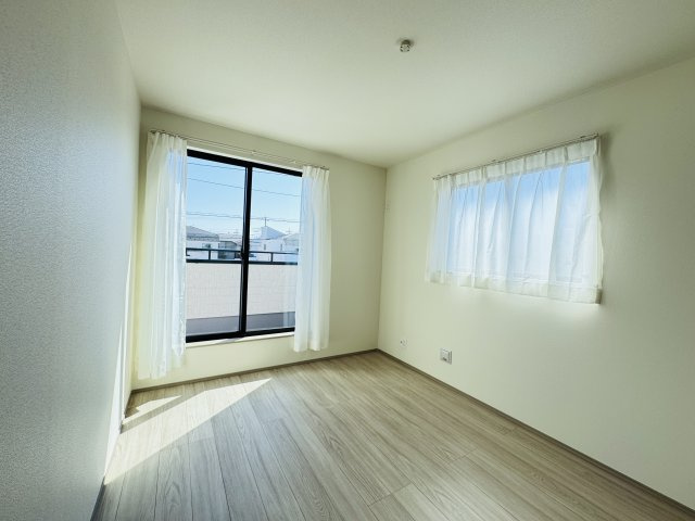 松戸市新松戸６丁目新築戸建【新松戸南小学校：4分】の子供部屋|6帖洋室・南側バルコニー前の明るいお部屋です♪