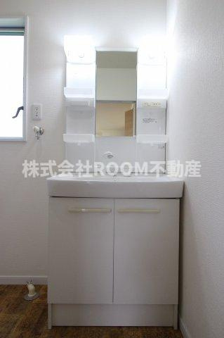 Esperanza　casa(エスペランサカーサ)の独立洗面台|独立洗面台、小物を置くことができて便利です