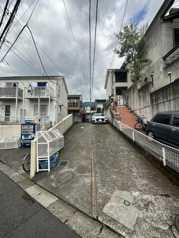 川崎市多摩区西生田５丁目のアパートのエントランス