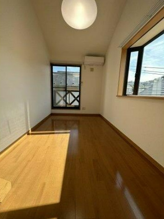 川崎市多摩区西生田５丁目のアパートの居間・リビング