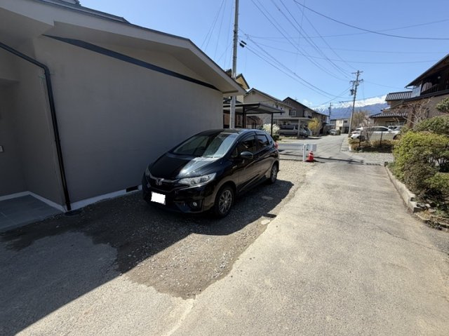 安曇野市明科中川手　中古住宅の駐車場