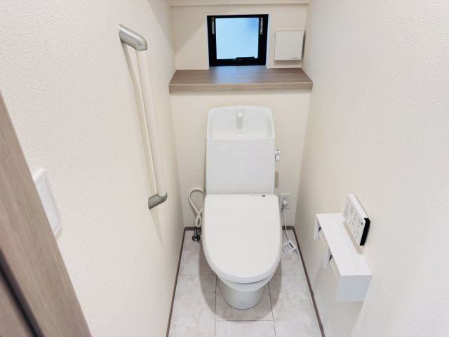 松戸市新松戸６丁目新築戸建【新松戸南小学校：4分】のトイレ|温水洗浄暖房便座つきトイレ