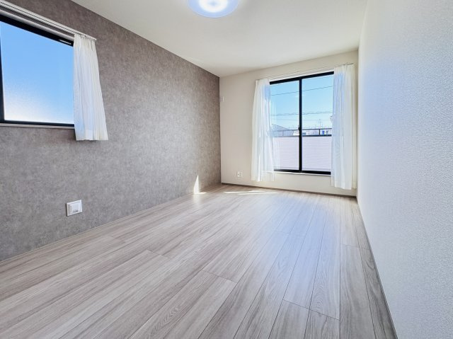 松戸市新松戸６丁目新築戸建【新松戸南小学校：4分】の寝室|7.5帖寝室・アクセントクロス・南側バルコニー前の明るいお部屋です♪