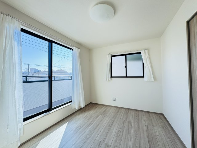 松戸市新松戸６丁目新築戸建【新松戸南小学校：4分】の子供部屋|6帖洋室・南側バルコニー前の明るいお部屋です♪