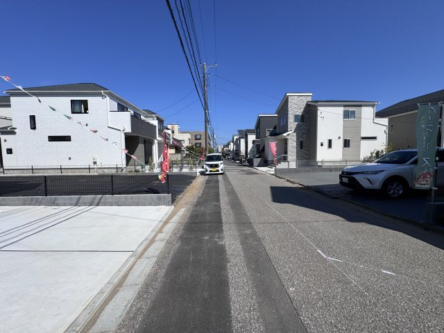 松戸市新松戸６丁目新築戸建【新松戸南小学校：4分】の前面道路含む現地写真|南側前面道路・幅員約6ｍ