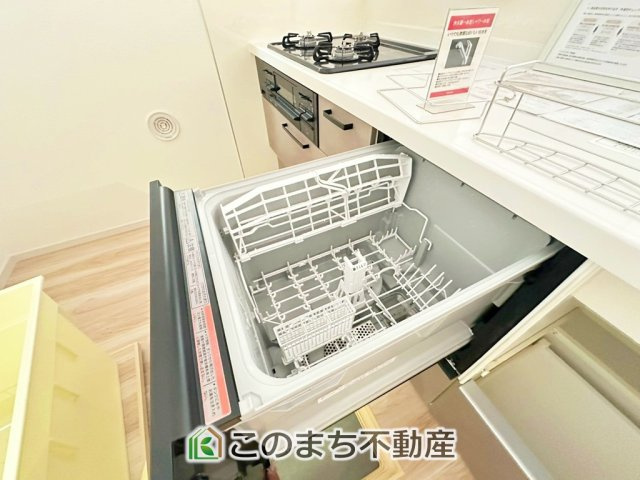 リガーレ宇都宮市緑11期の設備|あったらいいなの代表的な設備である食洗機。ビルトイン型で、おさまりもよく、使い勝手も良好です。料理をするのは好きだけど、後片付けは苦手な方に重宝します。洗う手間がないので、時間を有効に使えますね。
