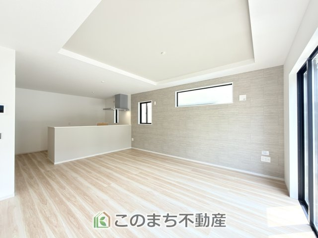 リガーレ宇都宮市緑11期の居間・リビング|"ＬＤＫは家族団欒スペースとしては十分な広さです！
大きいダイニングテーブル、カウチ付きソファ、大型ＴＶも気兼ねなく配置可能！！"

