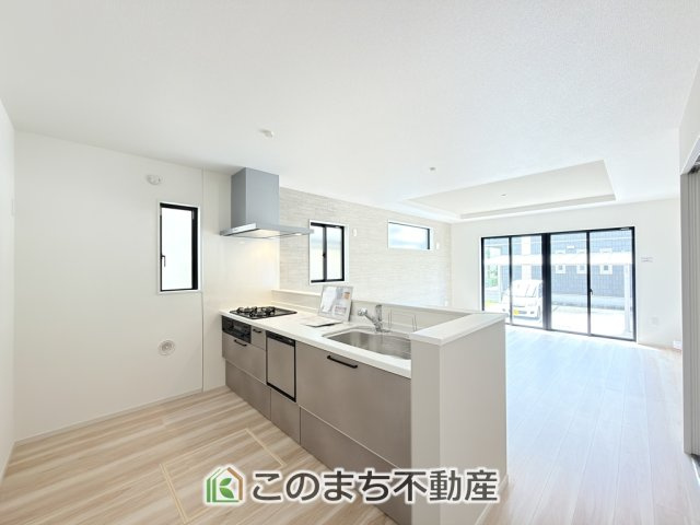 リガーレ宇都宮市緑11期のキッチン|"お洒落なホワイト天板のペニンシュラキッチンを採用しております。
浄水器内蔵の水栓です♪"
