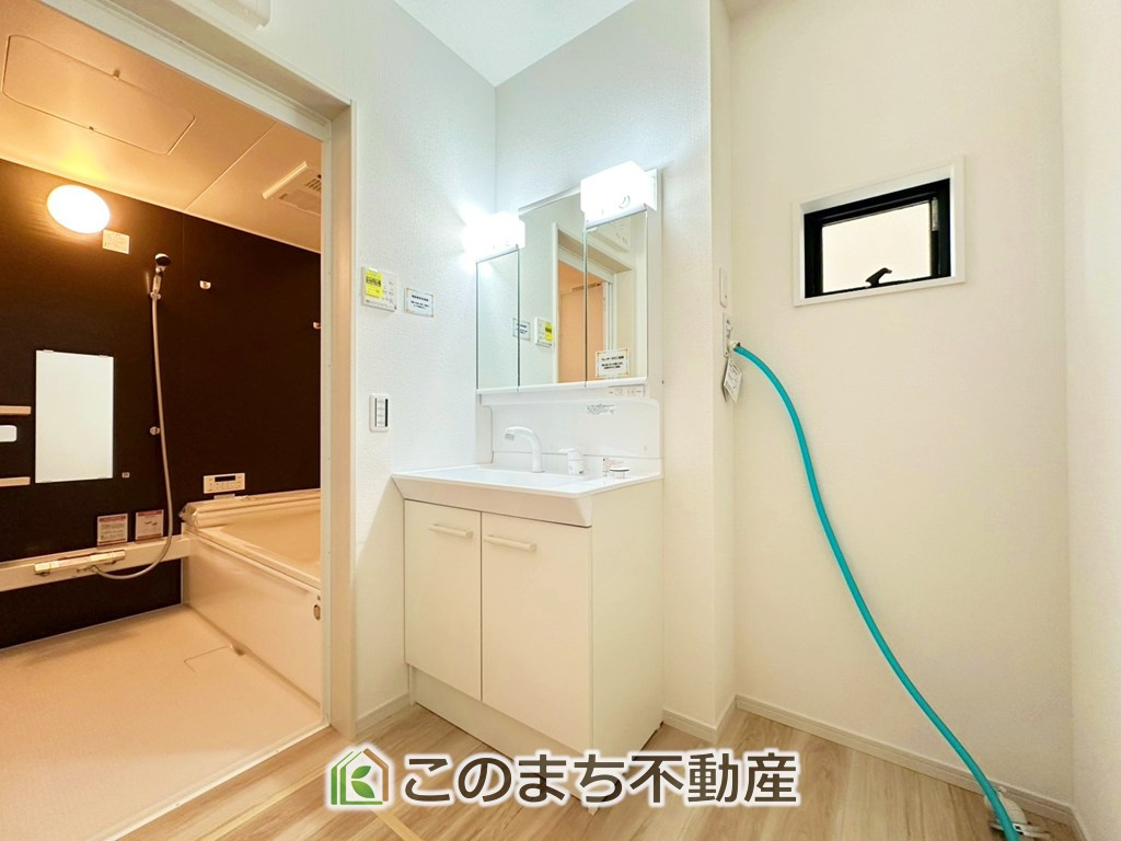 リガーレ宇都宮市緑11期の独立洗面台|収納豊富な3面鏡の洗面台にはハンドシャワー完備です
