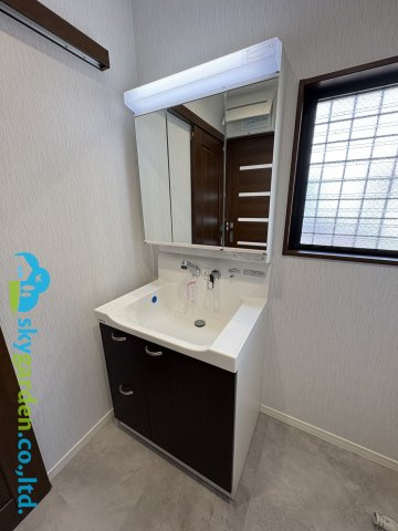 茅ヶ崎市香川四丁目　中古戸建　の独立洗面台|朝の支度にも助かる、独立の洗髪洗面化粧台