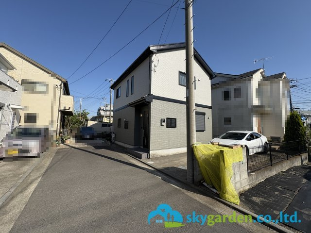 茅ヶ崎市香川四丁目　中古戸建　の前面道路含む現地写真