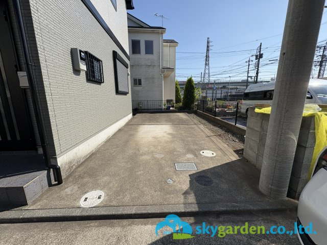 茅ヶ崎市香川四丁目　中古戸建　の駐車場|車種により２台駐車可