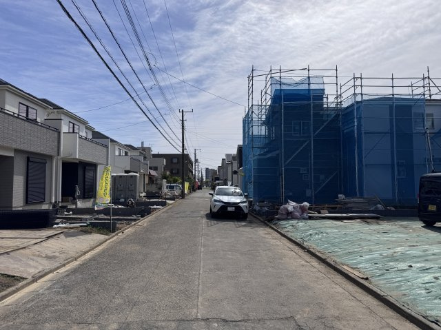 松戸市新松戸６丁目新築戸建【新松戸南小学校：4分】の前面道路含む現地写真|南側前面道路・幅員約6ｍ