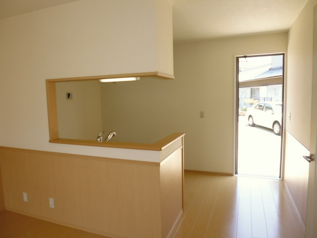I－RiverＣourt E棟のキッチン|勝手口から駐車場へ！