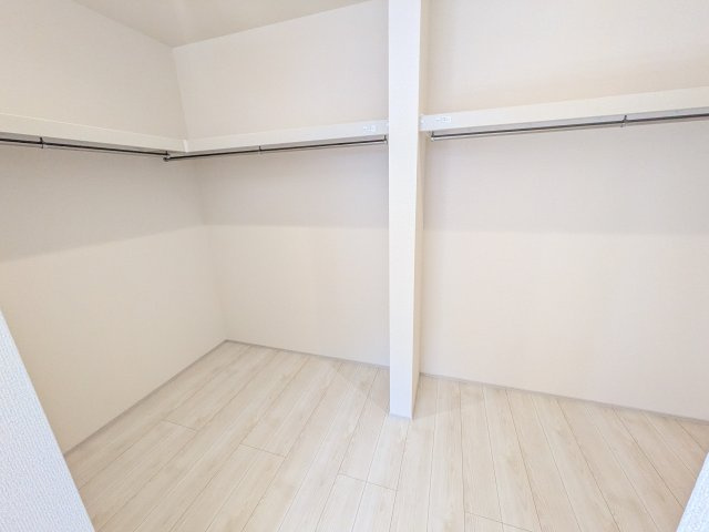 かすみがうら市下稲吉2期　新築戸建て　8号棟の収納|衣類や季節ものバッグ、帽子などの小物もまとめて収納できる広々としたウォークインクローゼット♪