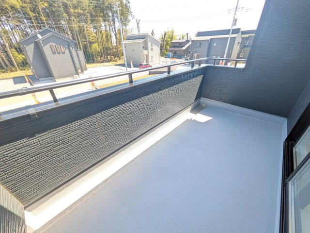 かすみがうら市下稲吉2期　新築戸建て　8号棟のバルコニー|広々としたワイドバルコニーは、日当たり良好で毎日の洗濯物干しに最適です。