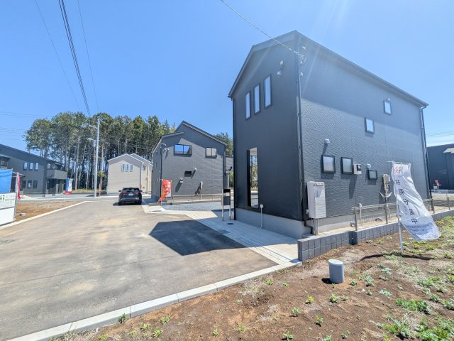 かすみがうら市下稲吉2期　新築戸建て　8号棟の前面道路含む現地写真|現地案内会開催中です！ 平日のご見学も可能です。 お気軽にお問い合わせください♪ 【リアライズ不動産】 0297-86-8370まで♪