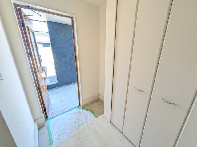 かすみがうら市下稲吉2期　新築戸建て　8号棟の玄関|家族全員の靴がスッキリ片付く大容量シューズボックス完備。
お客様を気持ちよく迎えられる、明るく清潔感あふれる玄関です。